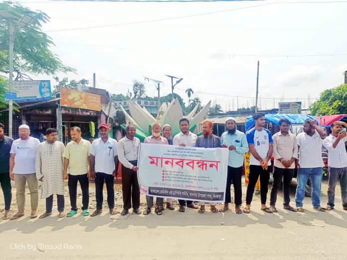 চার দফা দাবিতে খানসামার পাকেরহাট শাপলা চত্ত্বরে ঔষধ ব্যবসায়ীদের মানববন্ধন।