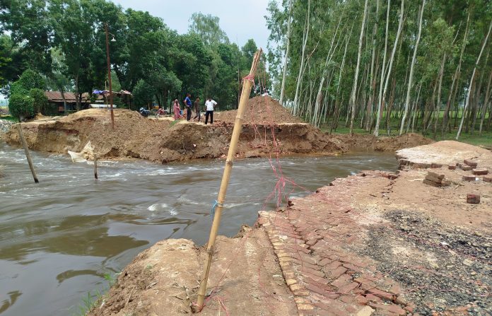 পানির তোড়ে ভেঙে হিলি-ঘোড়াঘাট সড়কে যোগাযোগ বিচ্ছিন্ন