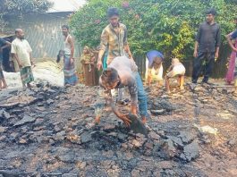 ভুরুঙ্গামারীতে রাস্তার কাজ শেষ না হতেই হাতের খোঁচায় উঠে যাচ্ছে পিচের ঢালাই