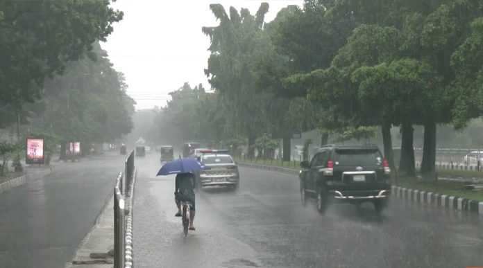 সকাল থেকে ঢাকায় বৃষ্টি, সঙ্গে দমকা বাতাস
