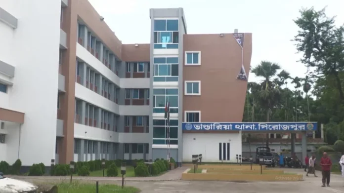 পিরোজপুরে পুলিশের গাড়ি থেকে আসামি ছিনতাই, আটক ২
