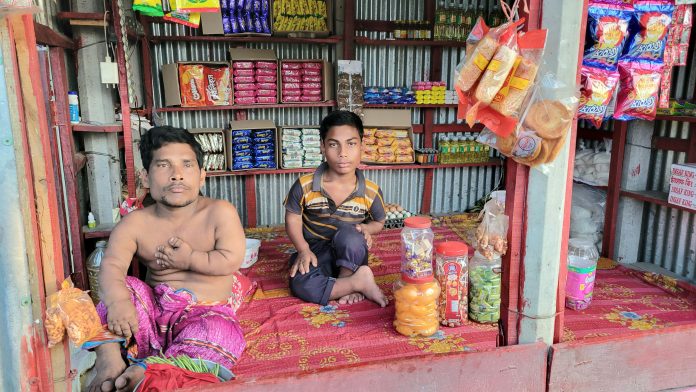 সার্কাস-যাত্রা বন্ধ, স্ত্রী-সন্তান নিয়ে বিপাকে প্রতিবন্ধী শাহজাহান