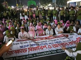 শাহবাগে নার্সিং শিক্ষার্থীদের ওপর লাঠিচার্জের প্রতিবাদে দিনাজপুরে সড়ক অবরোধ