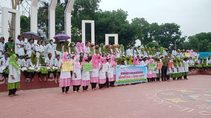 দিনাজপুরে আন্তর্জাতিক নার্স দিবস বয়কট করে শিক্ষার্থীদের বিক্ষোভ