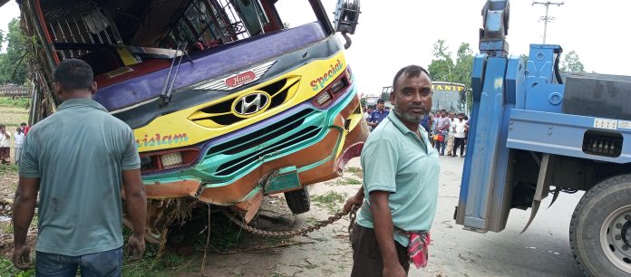 নিয়ন্ত্রণ হারিয়ে যাত্রীবাহী বাস খাদে, আহত ২০