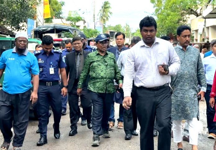 হিলি স্থলবন্দর বন্দর ও সীমান্ত এলাকা পরিদর্শন করলেন সিনিয়র সচিব আকমল হোসেন আজাদ