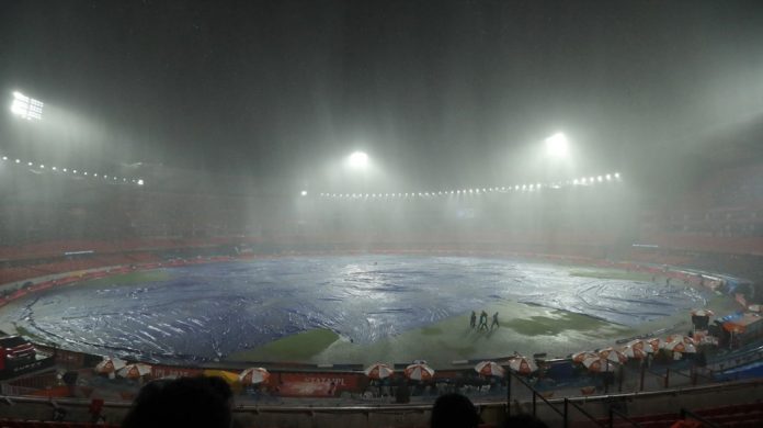 বৃষ্টিতে পরিত্যক্ত ম্যাচ, হায়দরাবাদের বিদায়