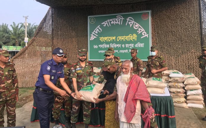 ঘোড়াঘাটে সেনাবাহিনীর বিনামূল্যে চিকিৎসা সেবা ও খাদ্য সামগ্রী বিতরণ