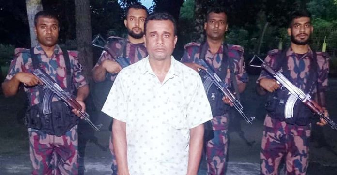 ঝিনাইদহ সীমান্ত দিয়ে পারাপারের সময় না-রী ও শি-শু-সহ আটক ১২