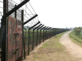 দুই বাংলাদেশিকে ধরে নিল বিএসএফ, প্রতিবাদে গ্রামবাসীর হাতে আটক দুই ভারতীয়