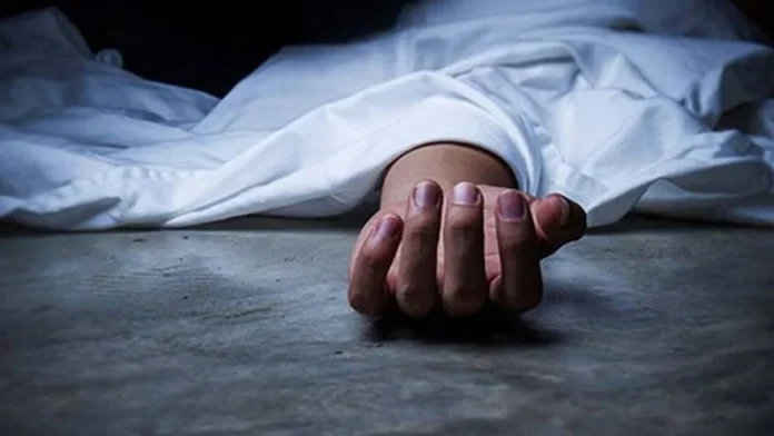মায়ের রক্তাক্ত লাশের পাশে কাঁদছিল শিশু