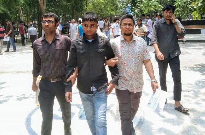 বেরোবিতে গুচ্ছভর্তি পরীক্ষায় প্রক্সি দিতে এসে যুবক আটক