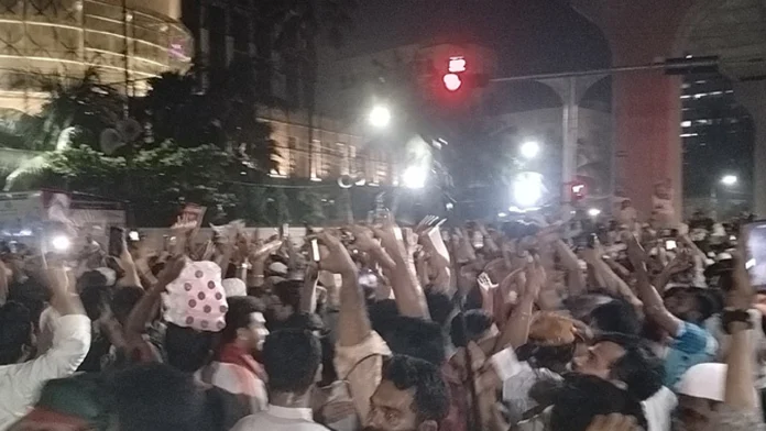 আ.লীগের সব কার্যক্রম নিষিদ্ধ ঘোষণা, শাহবাগে ছাত্র-জনতার উল্লাস