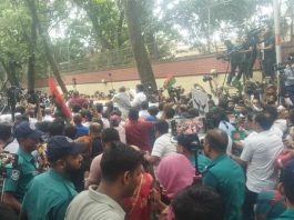 খালেদা জিয়ার বাসভবনের সামনে জড়ো হয়েছেন হাজারো নেতাকর্মী