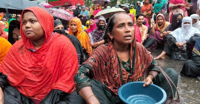 মার্চ টু যমুনা’ কর্মসূচি, বৃষ্টিতে ভিজেই বেতনের দাবিতে পোশাকশ্রমিকদের বিক্ষোভ