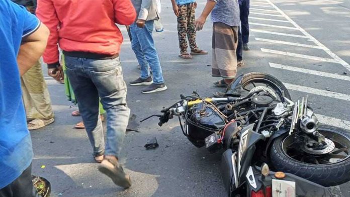 পরীক্ষা কেন্দ্রে যাওয়ার পথে বাসচাপায় একই পরিবারের ৩ জন নিহত