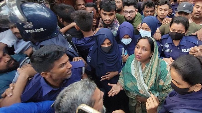 রাতভর নানা নাটকীয়তার পর আইভীকে নিজ বাড়ি থেকে গ্রেপ্তার করেছে পুলিশ