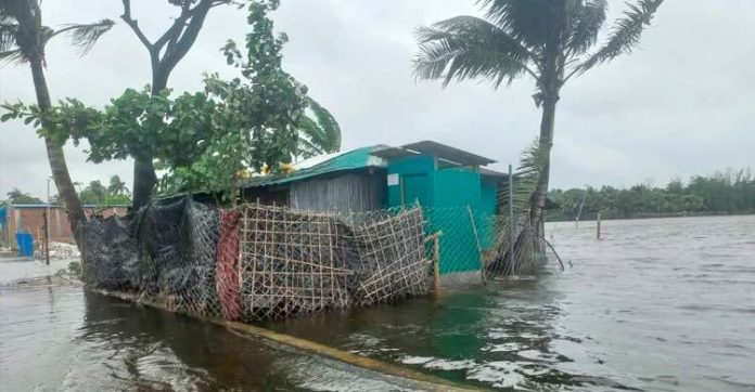 সেন্টমার্টিনে তলিয়ে গেছে শতাধিক বাড়ি