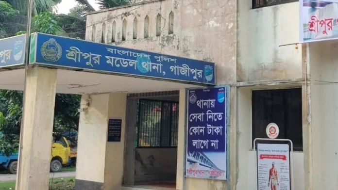 জমি দখল নিয়ে সংঘর্ষ, পুলিশ সদস্যের দায়ের কোপে বিচ্ছিন্ন কৃষকের হাত