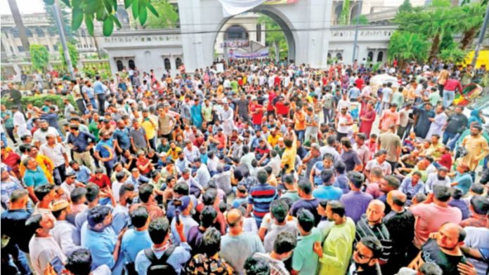 অবরুদ্ধ নগর ভবন, উপদেষ্টা সচিবকে অবাঞ্ছিত ঘোষণা