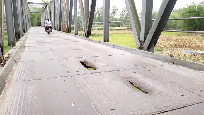 বড় দুর্ঘটনার ঝুঁকিতে শ্যামের ঘাট বেইলি ব্রিজ