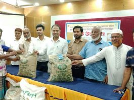 পীরগাছায় ক্ষুদ্র ও প্রান্তিক কৃষকদের মাঝে বিনামূল্যে বীজ ও রাসায়নিক সার বিতরণ