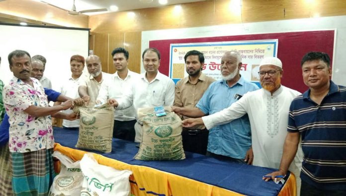 পীরগাছায় ক্ষুদ্র ও প্রান্তিক কৃষকদের মাঝে বিনামূল্যে বীজ ও রাসায়নিক সার বিতরণ