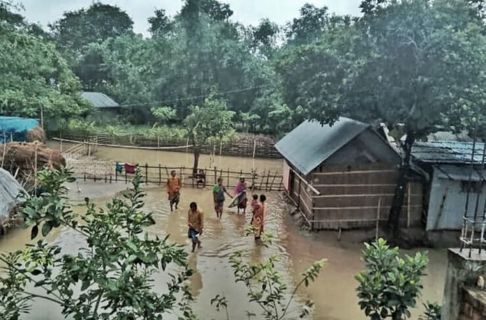 দিনাজপুরের খানসামায় কালভার্টের মুখে বালু ফেলে পানি প্রবাহ বন্ধ, ২২টি পরিবারের পানি নিষ্কাশনে প্রতিবন্ধকতা দিনাজপুরের খানসামায় কালভার্টের মুখে বালু ফেলে পানি প্রবাহ বন্ধ, ২২টি পরিবারের পানি নিষ্কাশনে প্রতিবন্ধকতা