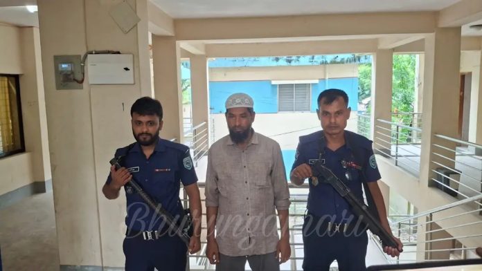 ভূরুঙ্গামারীতে গরুর হাটে সেনাবাহিনীর অভিযান,হাট ইজারাদার গ্রেপ্তার