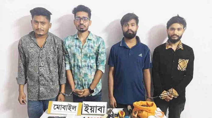 কুমিল্লায় সেনাবাহিনীর ইউনিফর্মসহ আটক কিশোর গ্যাংয়ের ৪ সদস্য