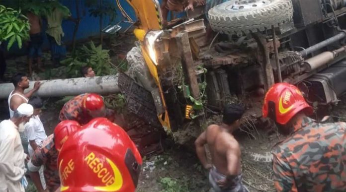 খাদে পড়ল মালবাহী ট্রাক, চালককে উদ্ধার করল ফায়ার সার্ভিস