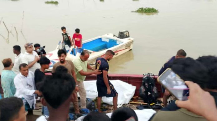ফেরি থেকে পড়ে গেল অটোরিকশা, প্রাণ গেল ২ জনের