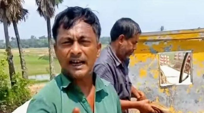 বিক্রি না করতে পেরে চামড়া নদীতে ফেলে দেওয়ায় ব্যবসায়ী আটক