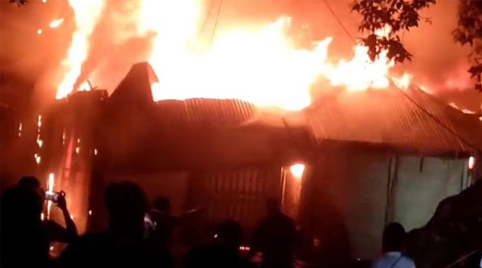 টাঙ্গাইলে শর্টসার্কিট থেকে আগুন, পুড়ল পাঁচ দোকান