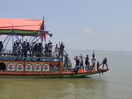 নৌকায় মাদক পার্টি, যৌথ বাহিনীর হানায় ৩৯ জন আটক