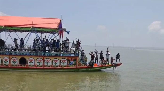নৌকায় মাদক পার্টি, যৌথ বাহিনীর হানায় ৩৯ জন আটক