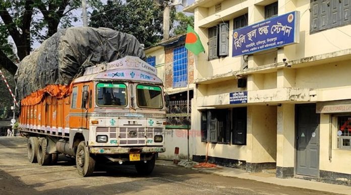 ১০ দিন পর হিলি স্থলবন্দর দিয়ে আমদানি-রপ্তানি শুরু