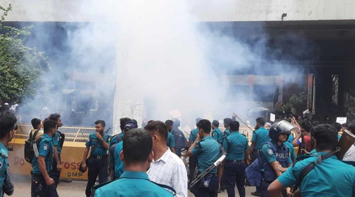 এনটিআরসিএর নিয়োগ প্রত্যাশীদের লংমার্চে পুলিশের সাউন্ড গ্রেনেড নিক্ষেপ
