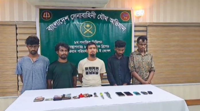 সাভারে যৌথবাহিনীর অভিযান, দেশীয় অস্ত্রসহ আটক ৫