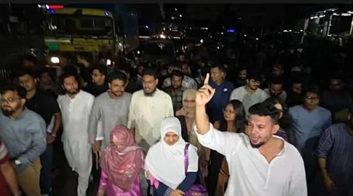 দলীয় কার্যালয়ের সামনে ককটেল বিস্ফোরণ, এনসিপির বিক্ষোভ