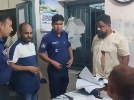 পঞ্চগড়ে স্বেচ্ছাসেবকলীগ নেতাকে ধরে পুলিশে দিল ছাত্রদল