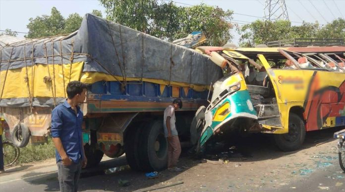 কুষ্টিয়ায় ট্রাক ও বাস চাপায় নিহত ১
