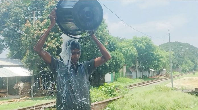 স্ত্রী তালাক দেয়ায় এক মণ দুধ দিয়ে গোসল করলেন শাকিল