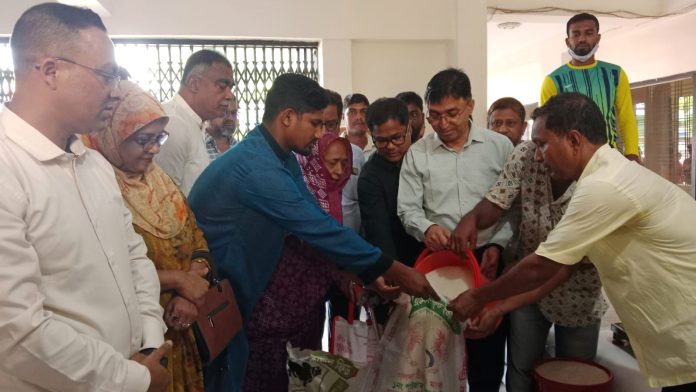 নীলফামারী পৌরসভায় সাড়ে চার হাজারের অধিক দরিদ্র পরিবার পাচ্ছে ভিজিএফ’র চাল