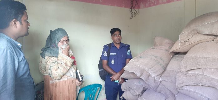 ডোমারে ব্যবসায়ীর গুদাম থেকে গরিবদের জন্য বরাদ্দকৃত ১১৫ বস্তা চাল উদ্ধার