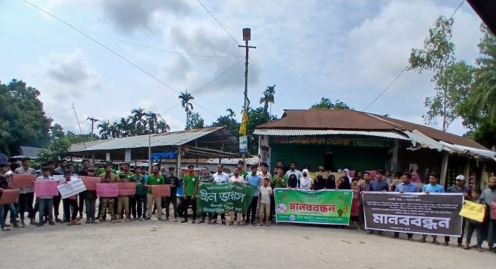 কুড়িগ্রামে শতবর্ষী গাছ কাটার প্রতিবাদে মানববন্ধন