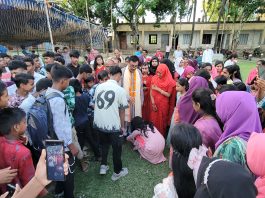 কুড়িগ্রামে শিক্ষকের বিদায়ে কাঁদলেন সবাই