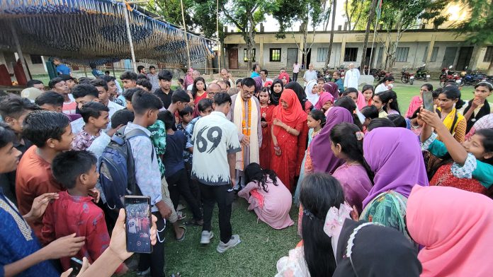 কুড়িগ্রামে শিক্ষকের বিদায়ে কাঁদলেন সবাই