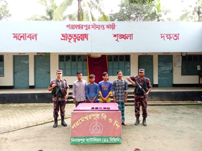 দিনাজপুর সীমান্তে ৪ বাংলাদেশি গ্রেফতার