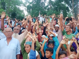 দিনাজপুরের চিরিরবন্দর বৈদেশীরহাটে আত্রাই নদীর ওপর সেতু নির্মাণের দাবিতে মানববন্ধন করেন এলাকাবাসী।